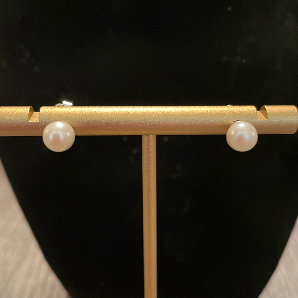 Pearl studs